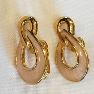 💐6/25 gold toned clip on earrings milky enamel